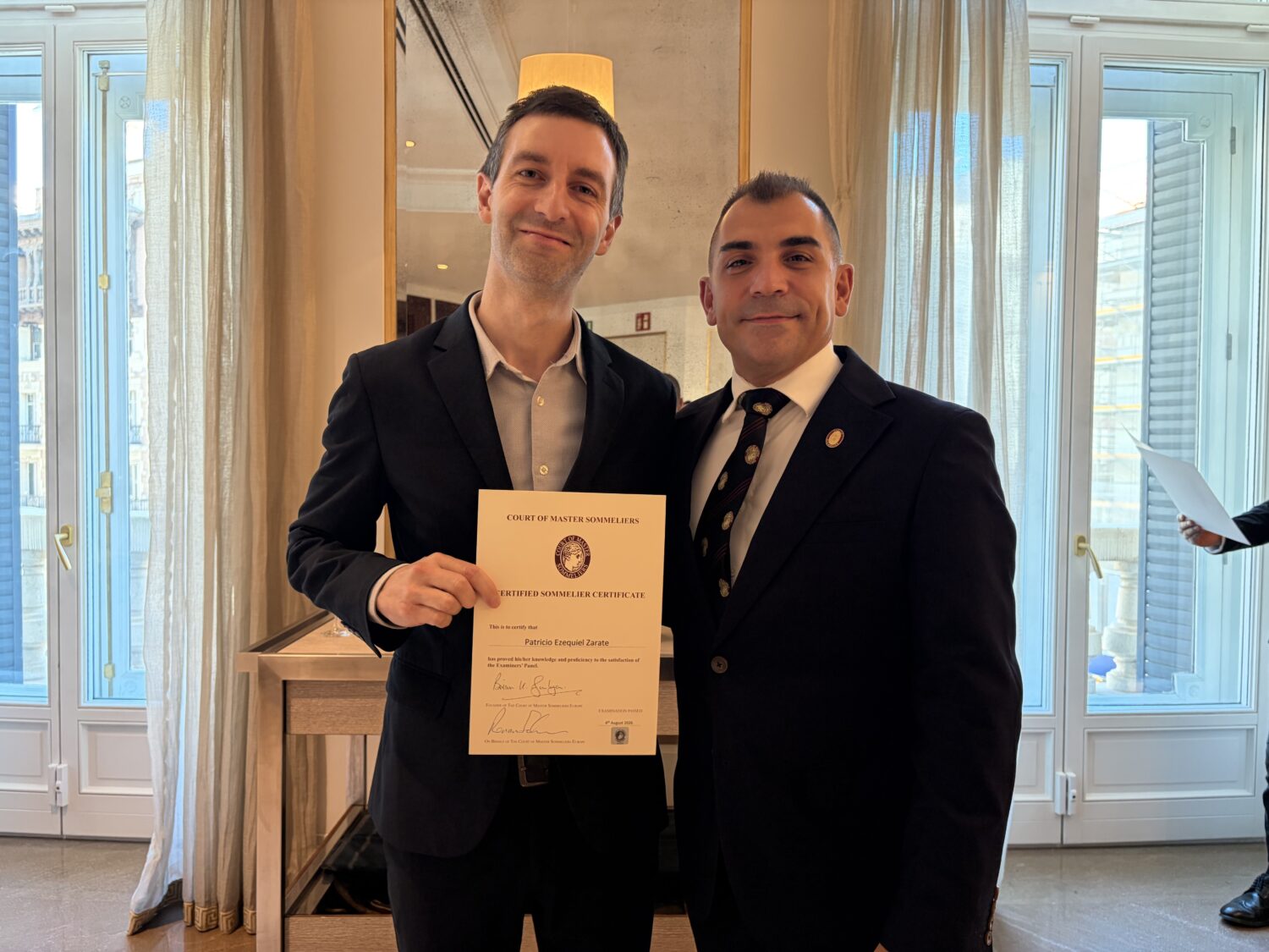 Patricio Zárate junto a Roberto Durán tras recibir el certificado de la Court of Master Sommeliers