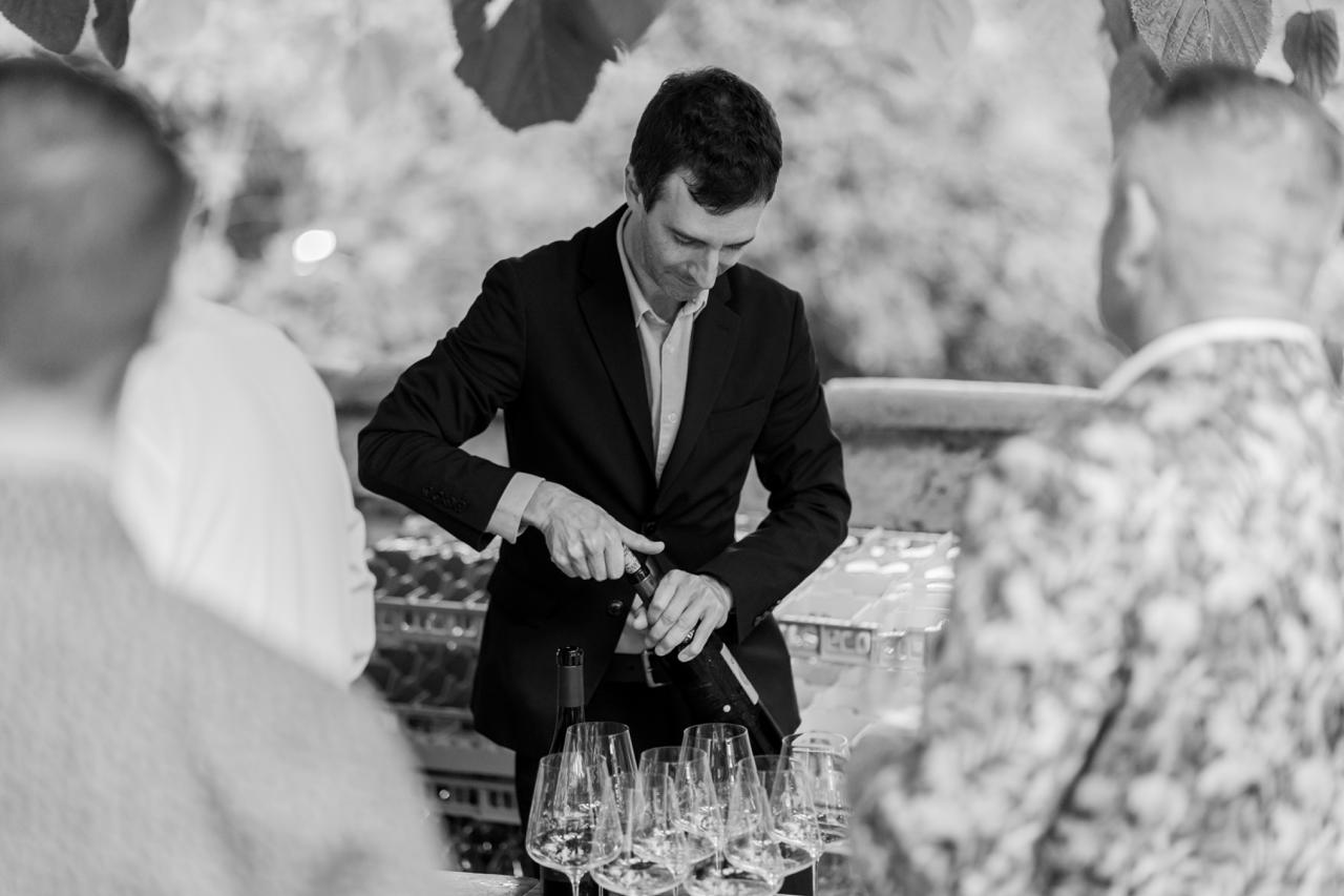Patricio Zárate preparando el servicio de vinos