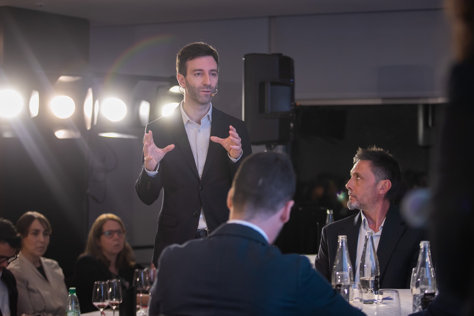 Patricio Zárate presentando unos vinos ante los comensales