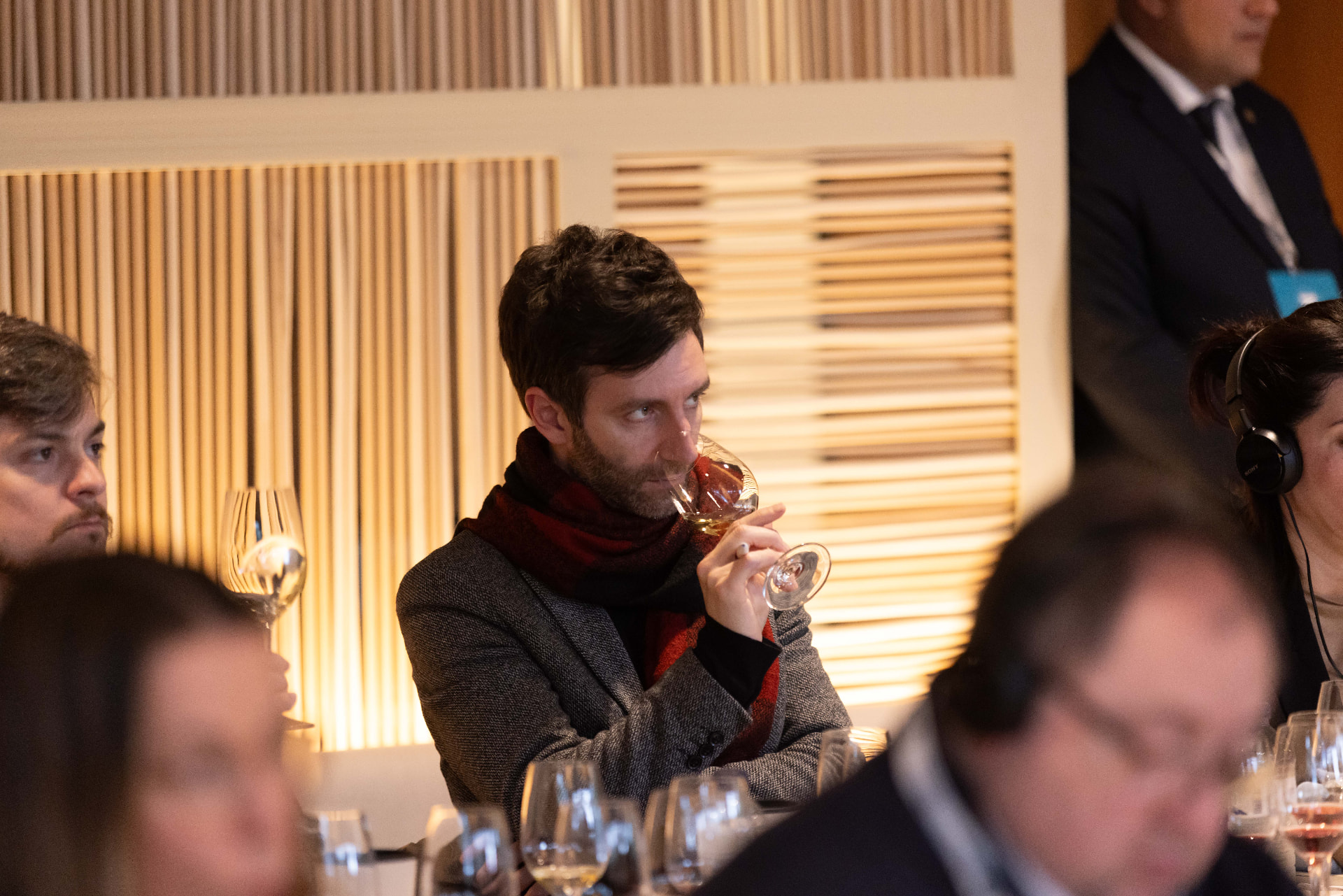 Patricio Zárate catando un vino durante una sesión de cata